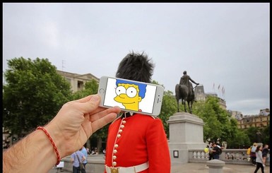 Королевский гвардеец с лицом Мардж Симпсон: парень с помощью телефона делает  реальность веселее