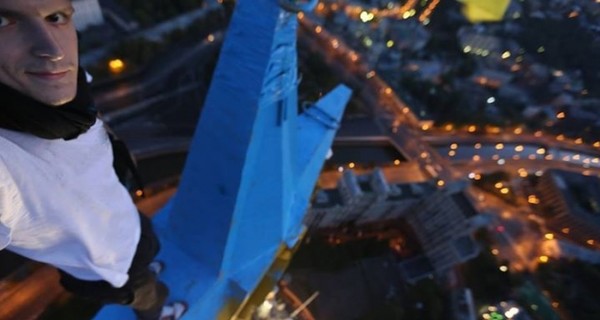 Руфер Мустанг раскрасил шпиль московской высотки в сине-желтый