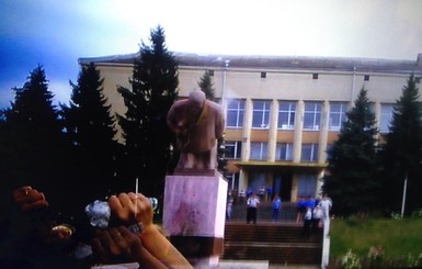 На Херсонщине завалили семиметрового Ленина