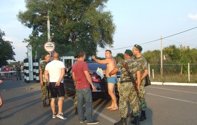 Пьяный полуголый украинец устроил разборки на границе с Венгрией