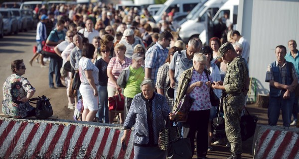 Опасности блокпостов: обмороки, поддельные разрешения и мины вдоль дорог