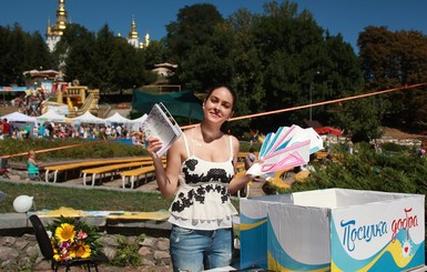 В Киеве звезды собрали в школу детей переселенцев
