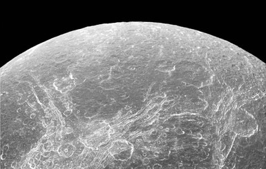 На спутнике Сатурна обнаружены гигантские пропасти