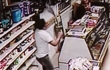 В США грабитель магазина и продавец устроили сражение на мечах