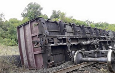 Самодельная мина разворотила рельсы и перевернула вагоны в Луганской области