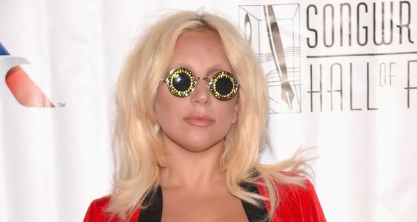 Леди Гага позировала в свадебном платье и футболке 