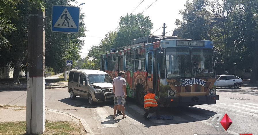 В Николаеве невезучий троллейбус четыре раза попадал в аварию