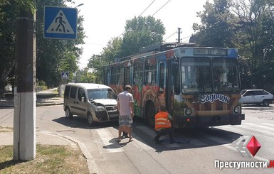 В Николаеве невезучий троллейбус четыре раза попадал в аварию