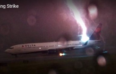 Пассажир заснял, как молния в самолет попала