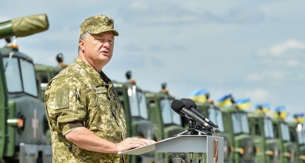 Порошенко в Харькове передал военным 