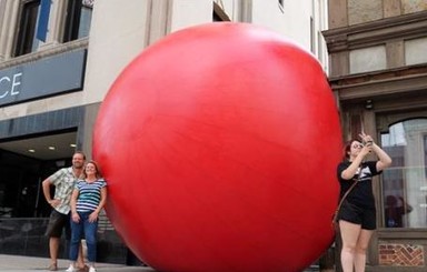 По улицам Огайо катился 114-килограмовый красный шар