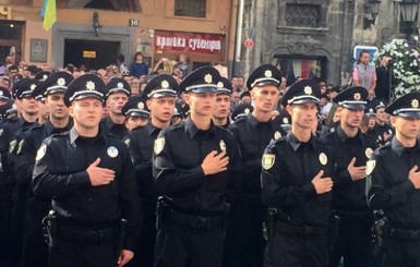 Яценюк и Аваков дали старт новой полиции во Львове