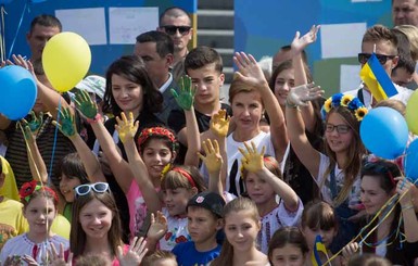 Марина Порошенко устроила на Майдане Незалежности флешмоб
