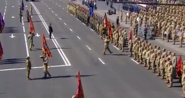 Порошенко принимает военный парад на главной улице Киева 