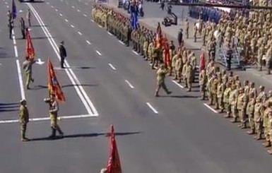 Порошенко принимает военный парад на главной улице Киева 