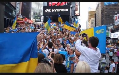 Тысячеголосый хор в центре Нью-Йорка спел гимн Украины 