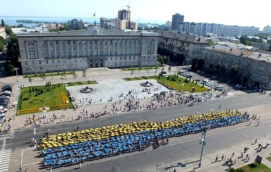 В Черкассах организовали самый большой движущийся флаг Украины