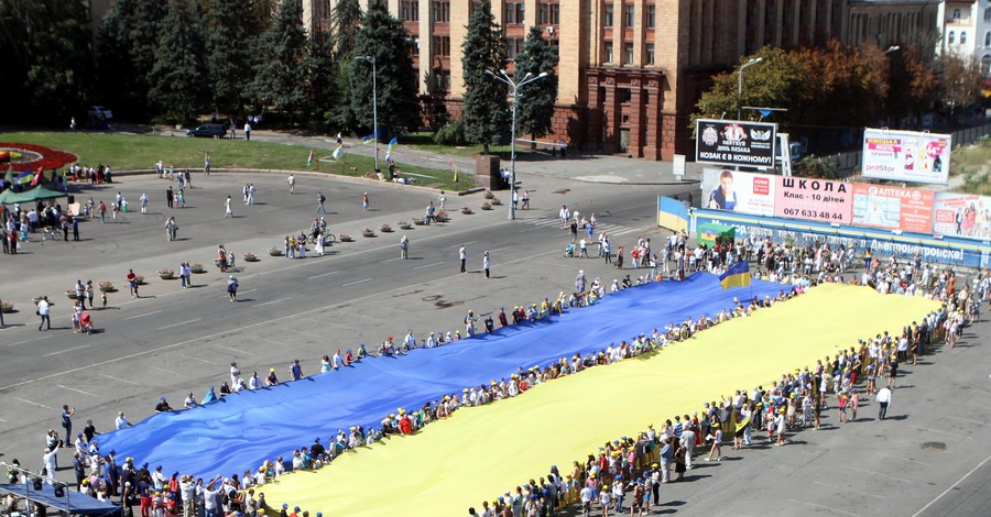 В Днепропетровске развернули самый большой в Украине 