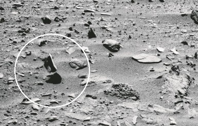Над Марсом замечены парящие камни