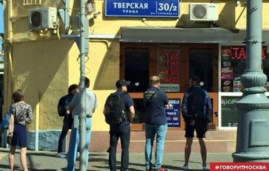 Москвичи стоят в очереди близ обменных пунктов валют 