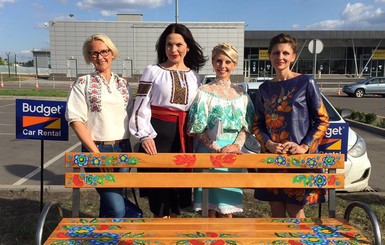 Влада Литовченко разрисовала скамейки в аэропорту Жуляны
