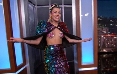 Майли Сайрус пришла на популярное ток-шоу с голой грудью