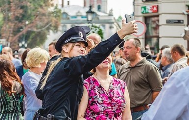 Львовских полицейских бесплатно угощают кофе и вызывают мирить драчунов