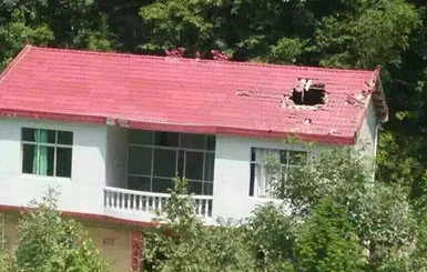 В Китае ракета продырявила крышу жилого дома