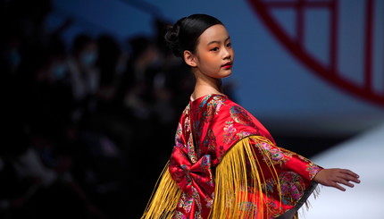 Национальные костюмы и наряды принцесс: на Неделе моды в Пекине на подиум вышли дети