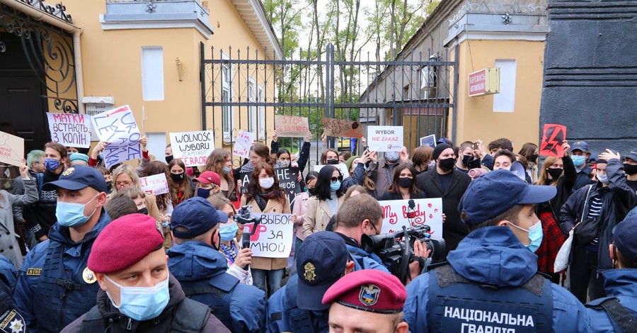 Акция солидарности с польскими женщинами из-за запрета абортов