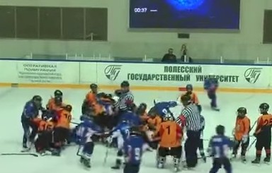 На детском турнире украинские и белорусские хоккеисты устроили массовую драку