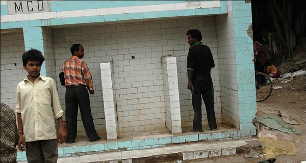 Детям Индии начали платить за то, что они ходят в туалет