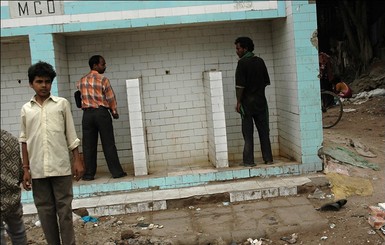 Детям Индии начали платить за то, что они ходят в туалет