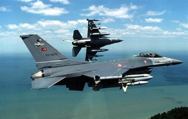 Турция впервые нанесла авиаудары по позициям 