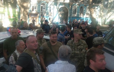 В Одессе полиция окружила и заблокировала автомобиль активистов 