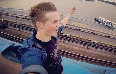 Киевлянин похвастался, как проехал стоя на крыше метро  