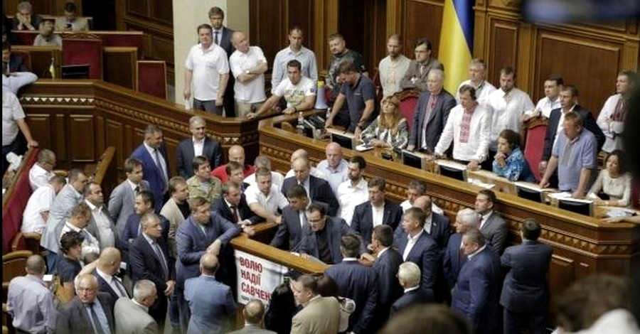 Парламент принял закон о децентрализации Конституции 265 голосами 