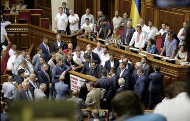 Парламент принял закон о децентрализации Конституции 265 голосами 