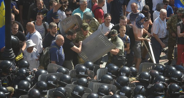 СМИ: Под Радой пострадало более 10 правоохранителей