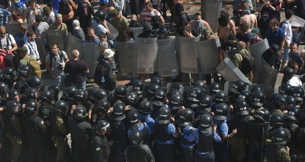 В беспорядках под Радой получили ранение более полусотни бойцов 