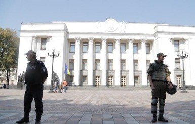Взрывотехники окружили здание Верховной Рады в поисках бомбы