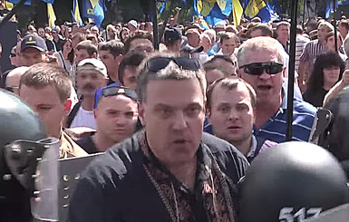 Появилось видео, на котором Олег Тягнибок бьет милиционеров под Верховной Радой