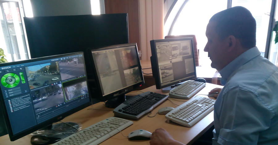 За киевскими дорогами следят с помощью камер наблюдения