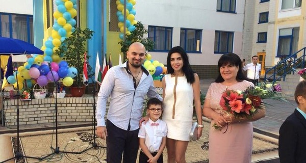 Телеведущий Александр Бондарчук провожал сына в первый класс шарами