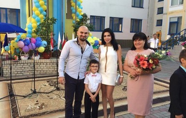 Телеведущий Александр Бондарчук провожал сына в первый класс шарами