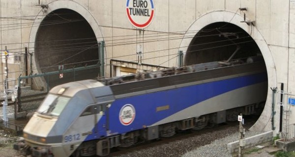 Из-за нелегалов было заблокировано движение поездов между Францией и Англией  