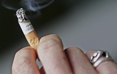 Ученые: мужчины легче бросают курить, если им повышать зарплату