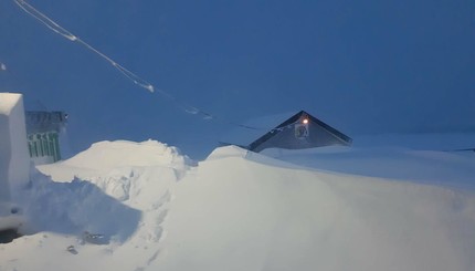 Накануне Антарктического лета украинскую станцию Вернадский замело снегом