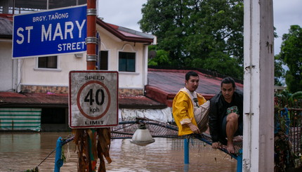 Улицы-реки и люди на крышах и фонарных столбах: на Филиппины обрушился мощный тайфун 