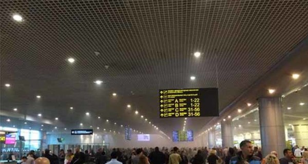 В Москве загорелся аэропорт Домодедово: пассажиров эвакуировали